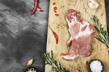 Çiğ et bir ahşap tahta üzerinde çeşitli baharatlar ile. Üstten Görünüm, kopya s
