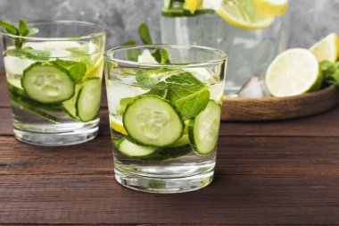 İçki salatalık, limon ve nane bir tahta üzerinde bardaklarda Detoks