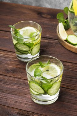 İçki salatalık, limon ve nane bir tahta üzerinde bardaklarda Detoks