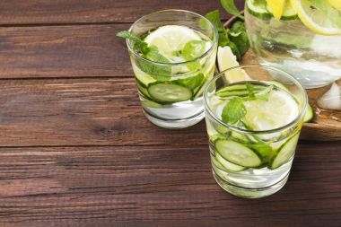 İçki salatalık, limon ve nane bir tahta üzerinde bardaklarda Detoks