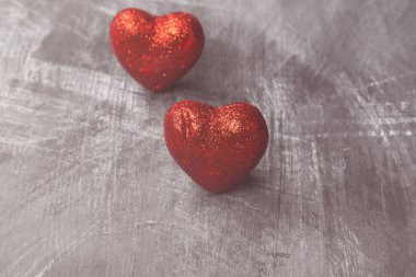 Karanlık bir arka plan üzerinde kırmızı kalpler. Tonda