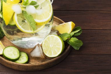 Salatalık, limon ve nane bir ahşap üzerine cam sürahi içinde içkiyle Detoks