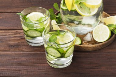 İçki salatalık, limon ve nane bir tahta üzerinde bardaklarda Detoks