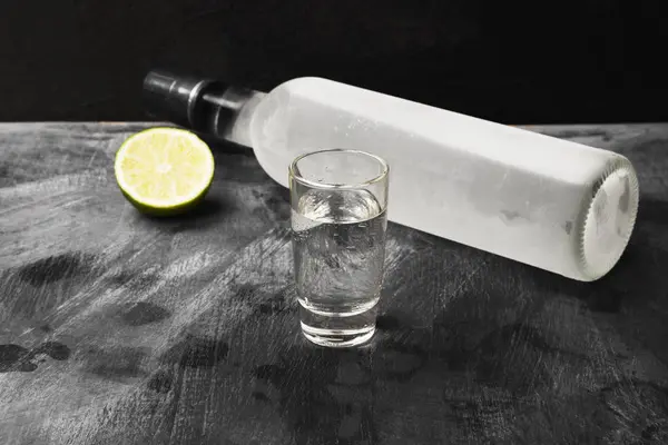 Studená vodka v záběru brýle na černém pozadí — Stock fotografie
