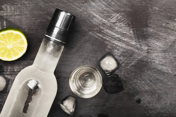 Vodka frío en vasos de chupito sobre fondo negro. Vista superior, copia — Foto de Stock