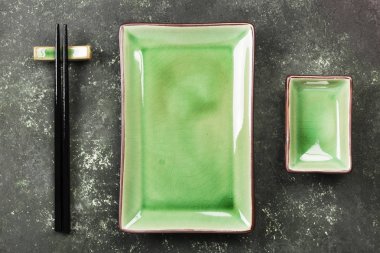 Yeşil bir arka plan üzerinde Asya yemek için geleneksel tesisat. Üstten Görünüm.