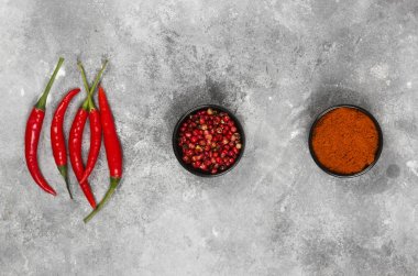 Siyah bir zemin üzerine kırmızı acı biber. Üstten Görünüm. Gıda arka plan