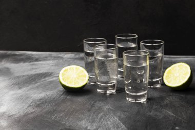 Soğuk votka siyah bir zemin üzerine fondip bardakları içinde. Uzay kopyalayın. Fo