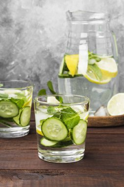 İçki salatalık, limon ve nane bir tahta üzerinde bardaklarda Detoks