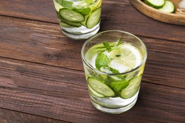 İçki salatalık, limon ve nane bir tahta üzerinde bardaklarda Detoks