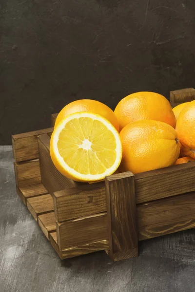黒の背景に木製の箱にオレンジ。トーン — ストック写真