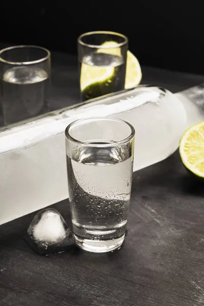 Studená vodka v záběru brýle na černém pozadí — Stock fotografie