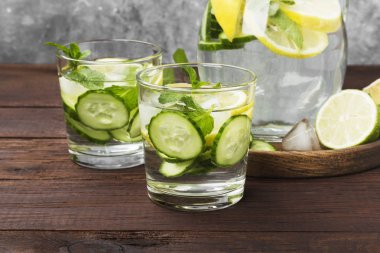 İçki salatalık, limon ve nane bir tahta üzerinde bardaklarda Detoks