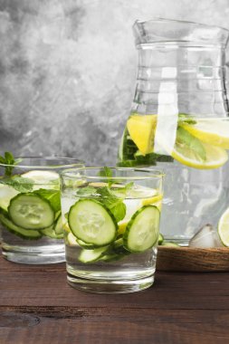 İçki salatalık, limon ve nane bir tahta üzerinde bardaklarda Detoks