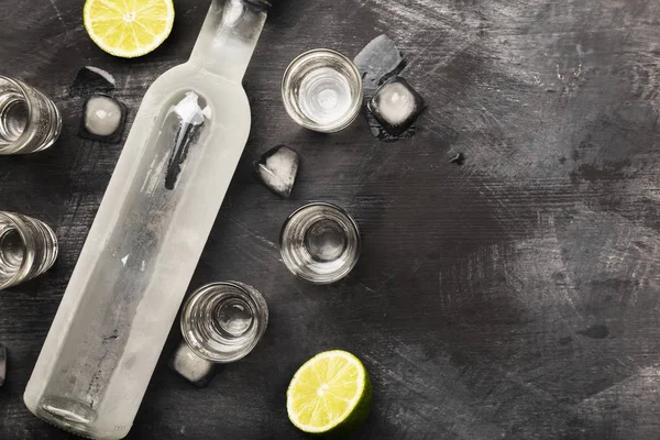 Cold vodka v štamprle na černém pozadí. Pohled shora, kopírovat — Stock fotografie