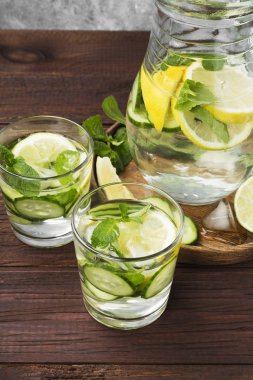 İçki salatalık, limon ve nane bir tahta üzerinde bardaklarda Detoks