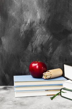 Okul öznitelikleri - kitaplar, renkli kalem, defter, apple d üzerinde