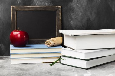 Okul öznitelikleri - kara tahta, kitaplar, renkli kalem, Not