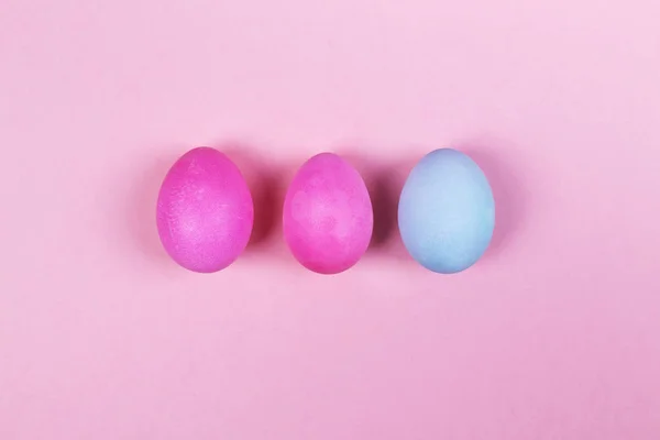 Pink and blue eggs on pink background. Top view — Stock Photo, Image