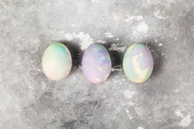 Çok renkli yumurta Paskalya gri arka plan üzerinde için. Üstten Görünüm. Gıda 