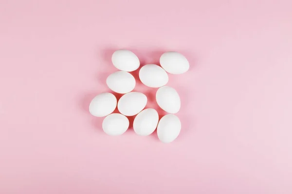 White egg on pink background. Top view — Stock Photo, Image