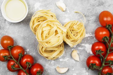 Pişmemiş makarna ve yemek (domates, zeytin yağı, garl için malzemeler