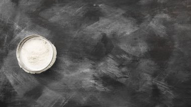 Koyu arka plan üzerinde un elek. Görünümü en çok, uzay kopyalayın. Gıda 