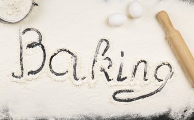 Hamur işleri (un, yumurta) ve oklava karanlık arka için malzemeler