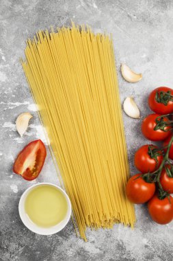 Pişmemiş makarna ve malzemeler (kiraz domates, zeytin oi yemek pişirmek için