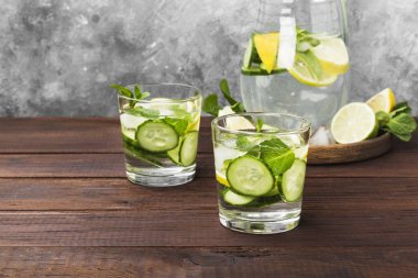 İçki salatalık, limon ve nane bir tahta üzerinde bardaklarda Detoks