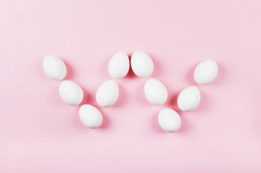 Beyaz yumurta şeklinde pembe arka plan 