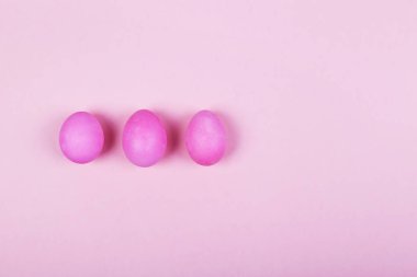 Pembe bir arka plan üzerinde pembe yumurta. Üstten Görünüm, kopya alanı