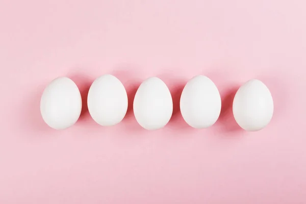 White egg on pink background. Top view — Stock Photo, Image