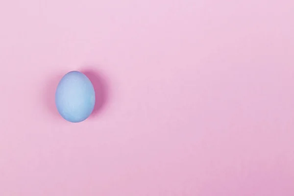 Blue egg on pink background. Top view, copy space. Food backgrou — Stock Photo, Image