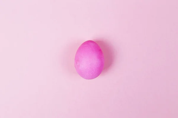 Pink egg on pink background. Top view — Stock Photo, Image