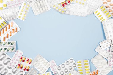 Mavi arka plan çeşitli tıp hapları. Üstten Görünüm, kopya alanı