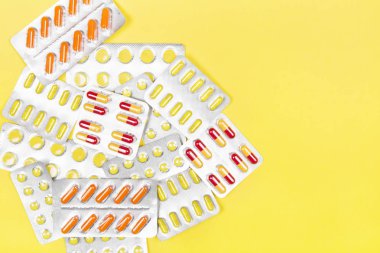 Sarı arka plan çeşitli tıp hapları. Üstten Görünüm, kopya girintili