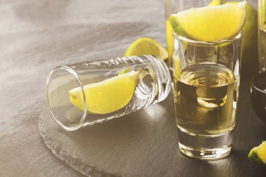 Tekila limon ve tuz karanlık bir arka plan üzerinde. Uzay kopyalayın. Foo