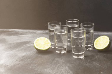 Soğuk votka siyah bir zemin üzerine fondip bardakları içinde. Uzay kopyalayın. Fo