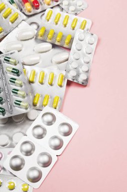 Pembe arka plan çeşitli tıp hapları. Kopya alanı
