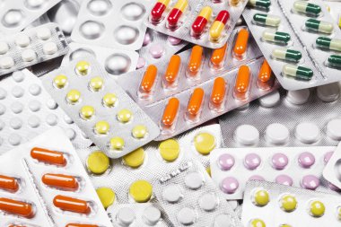 Çeşitli tıp hapları. Çok renkli Tablet