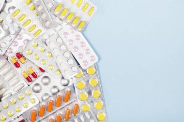 Mavi arka plan çeşitli tıp hapları. Üstten Görünüm, kopya alanı