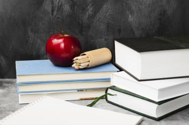 Kalem, defter, apple üzerinde renkli öznitelikleri - kitaplar, okul 