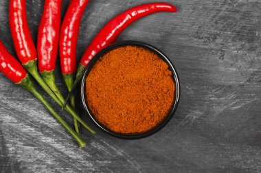 Gri bir arka plan üzerinde kırmızı acı biber. Üstten Görünüm. Gıda arka plan