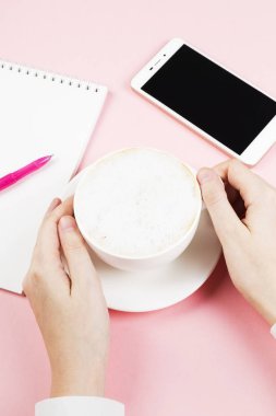 Eller fincan cappuccino ile tutun. Sabah kavramı planlama 