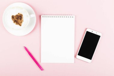 Kavram sabah planlama - kapuçino, defter, kalem, telefon p