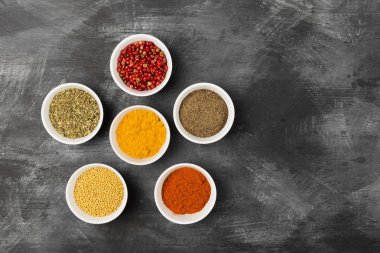 Siyah arka plan üzerine kase içinde çeşitli baharatlar. Üstten Görünüm, kopya girintili