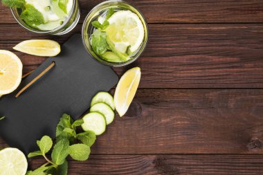 Detoks içecek salatalık, limon ve nane bir ahşap zemin üzerine