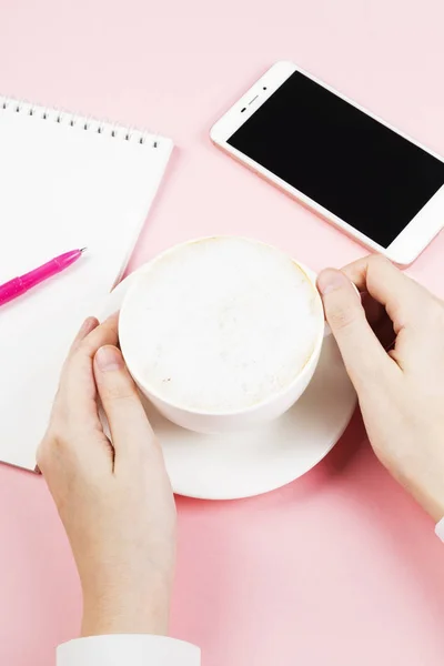 Eller fincan cappuccino ile tutun. Sabah kavramı planlama 