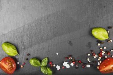 Çeşitli baharatlar, otlar ve sebze koyu arka plan üzerinde. Top vie